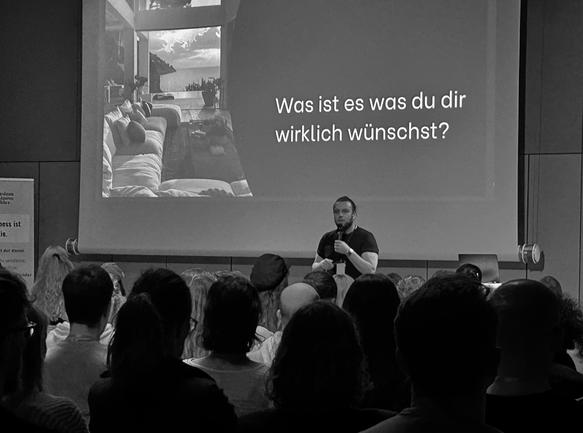 Jan-Felix Drachau auf der Bühne vor der Frage: Was ist es, was du dir wirklich wünschst?